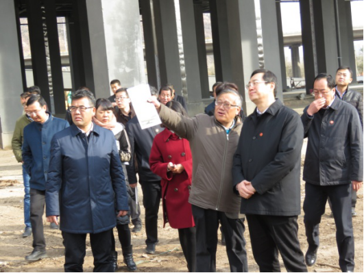 省委常委、西寧市委書記王曉在青海省物產(chǎn)集團總公司黨委書記、總經(jīng)理王玉輝陪同下，深入青海物產(chǎn)朝陽物流園區(qū)。