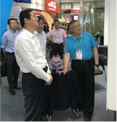 省委常委、西寧市委書記王曉蒞臨第十九屆青洽會青海物產(chǎn)展位參觀